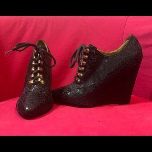 Christian Siriano Black Crocodile Textured Lace Up Bootie 9 1/2 : New